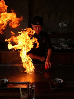 Teppanyaki animation avec chef asiatique plancha