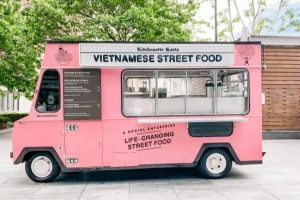 food Truck asiatique rose camion traiteur